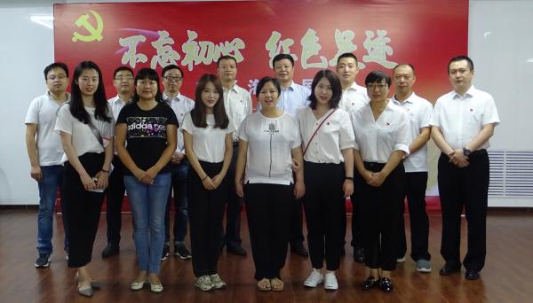 參觀(guān)紅色電影海報(bào)展